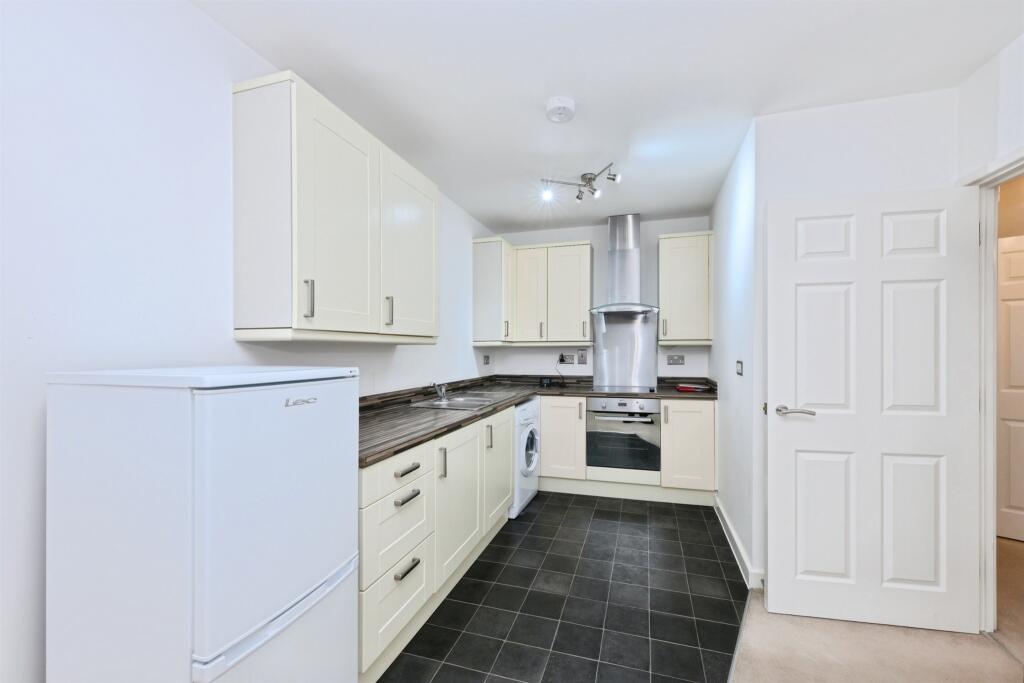 Goodes Court, Royston photo 3