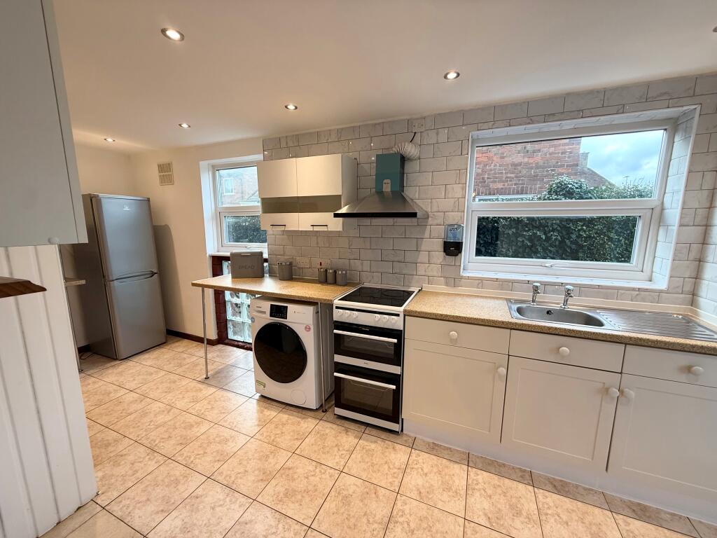 Main image of property: Elswick Close, NG5