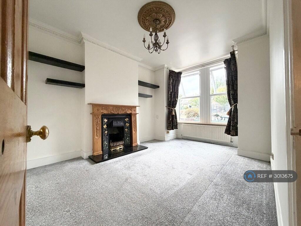 Apartment in London, Leytonstone - View 2