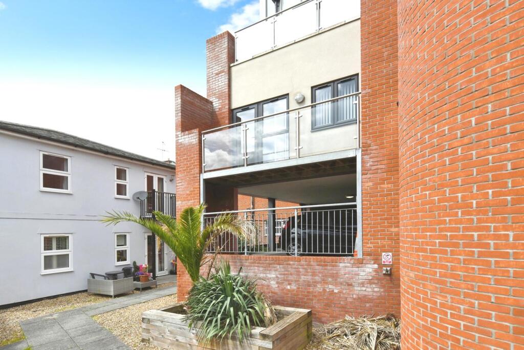 Main image of property: Flat 1, 33-35, Manor Road, Colchester, Essex, CO3