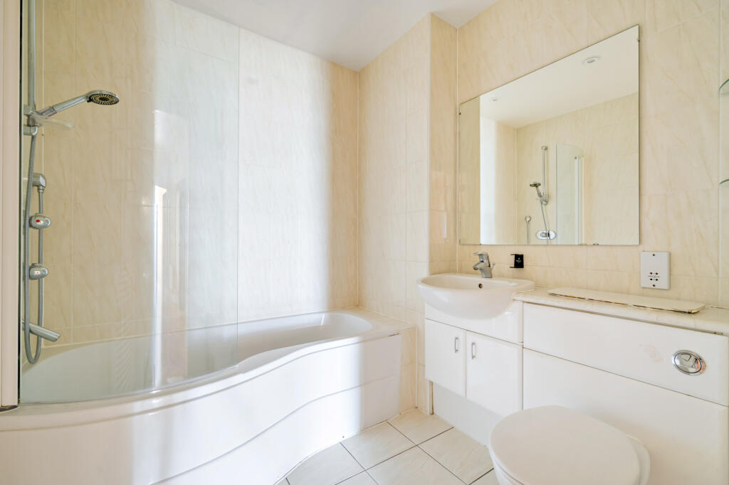 Apartment in Staines-upon-Thames - More
