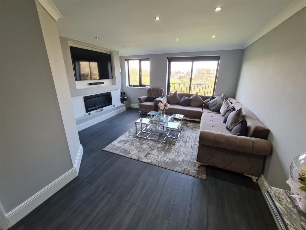 Apartment in Romford - View 3