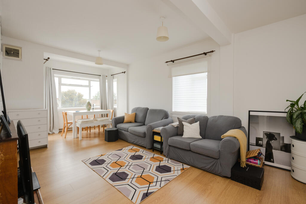 3-bed flat on Gap Road, Wimbledon,  London, SW19, £415,000