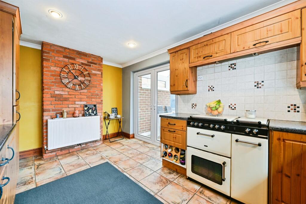 House in Ilkeston, Larklands - More