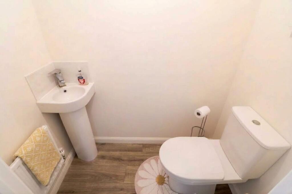 House in Tameside, Greater Manchester - More