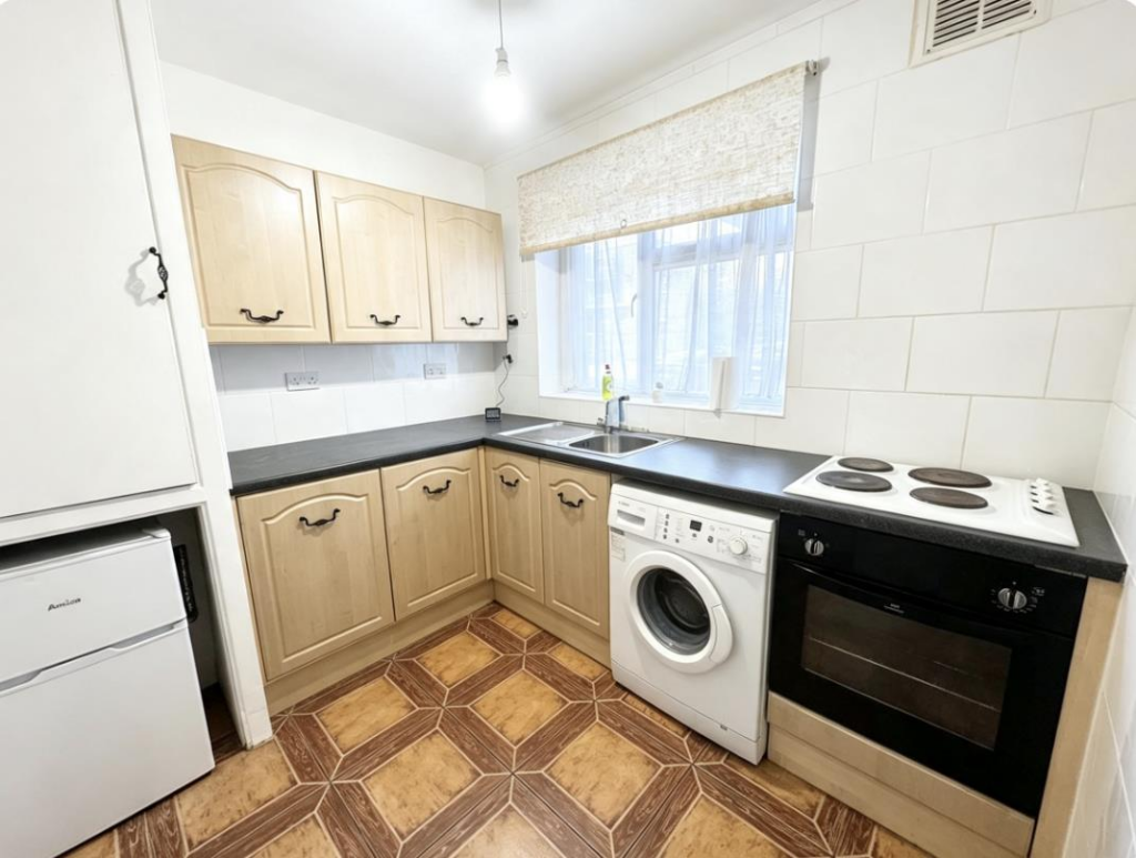 Apartment in Dunstable, Central Bedfordshire - View 2