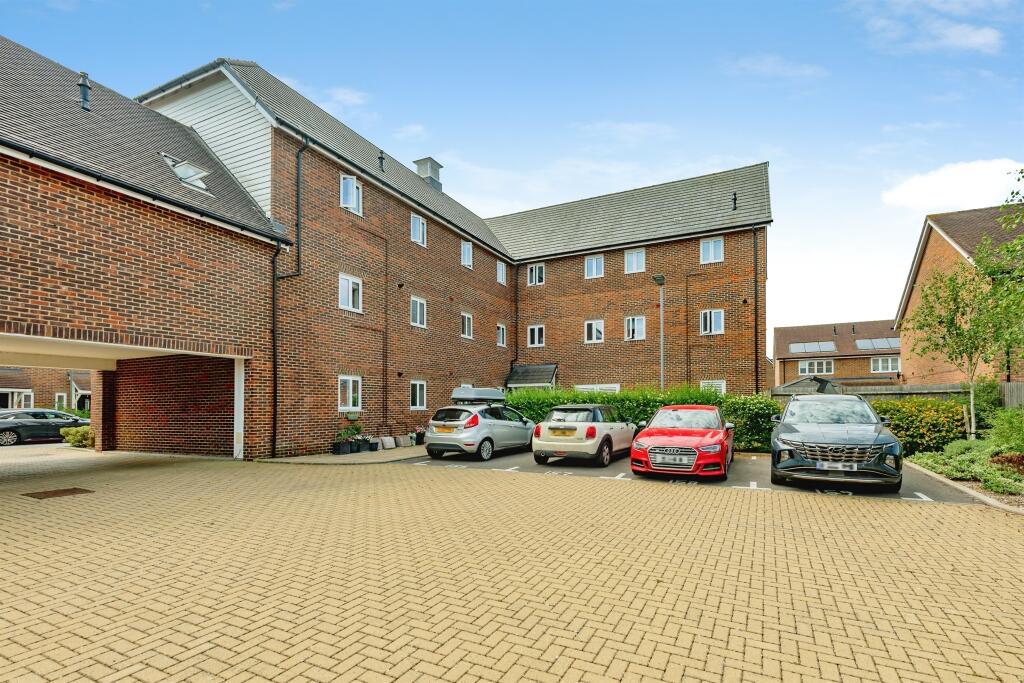 Richards Avenue, Horley photo 4