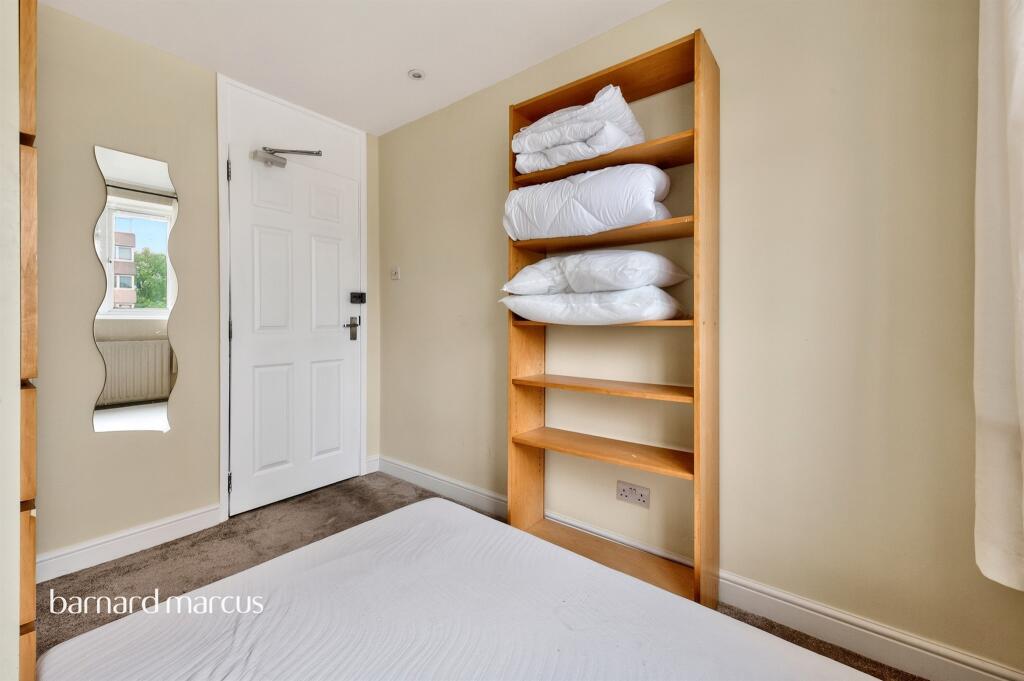 3-bed flat on Hazelhurst Road, London, £450,000