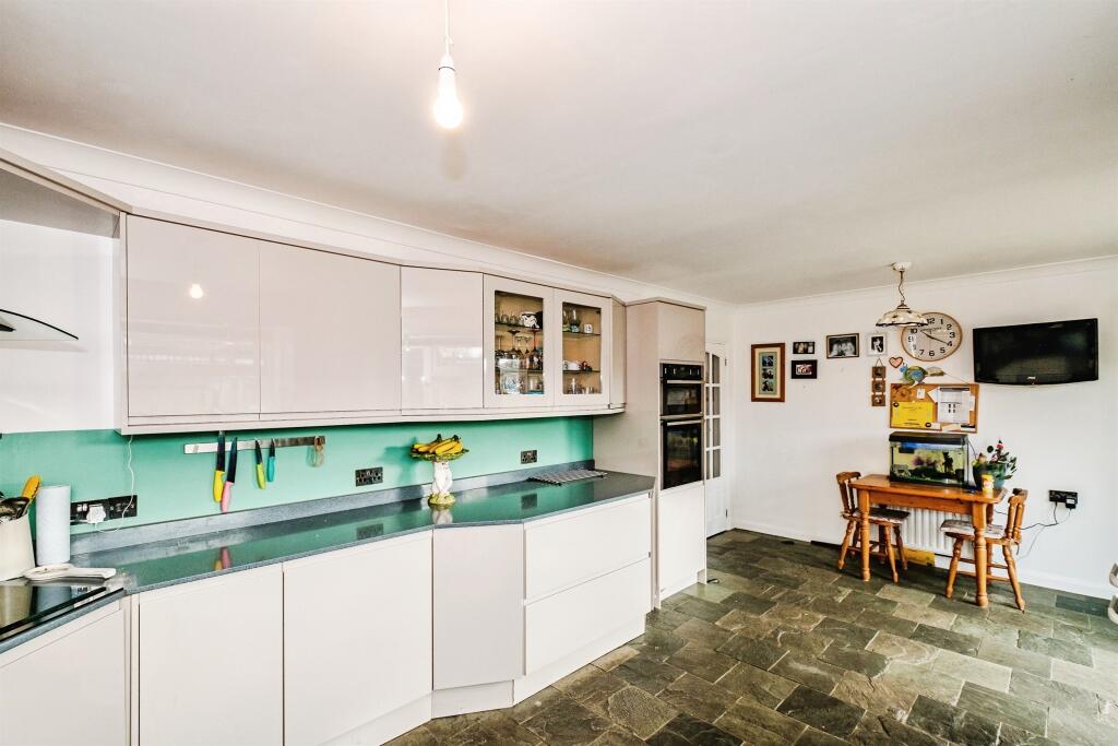 Whylands Crescent, Worthing photo 4