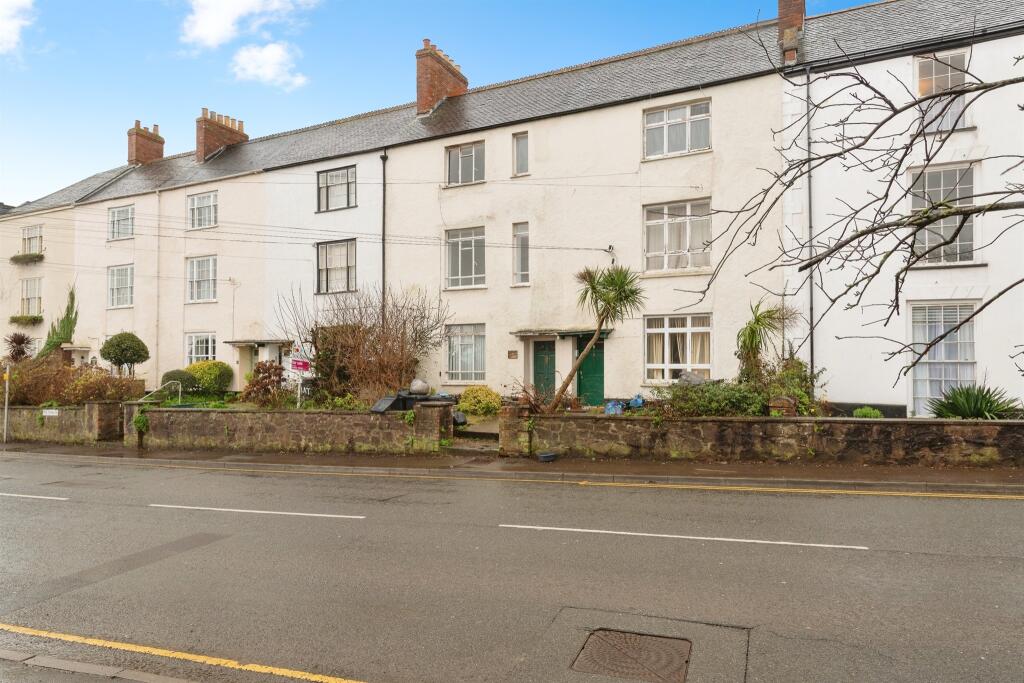 2-bed flat on The Terrace, Bircham Road, Minehead, £130,000