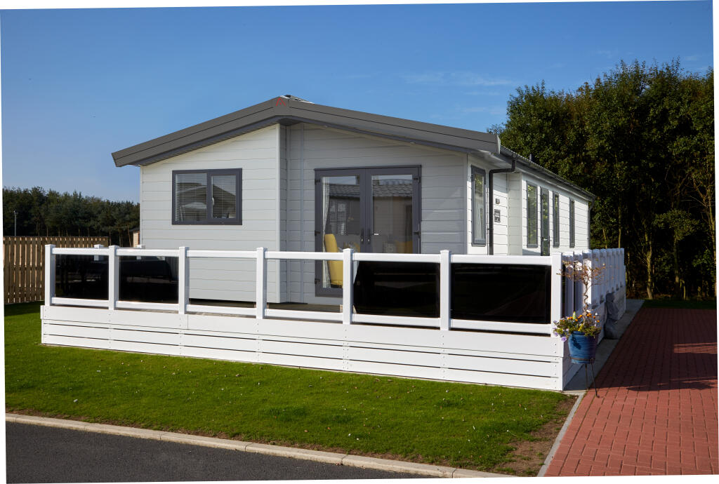2-bed caravan on Thorney Golf Centre, English Drove, Thorney, £165,000