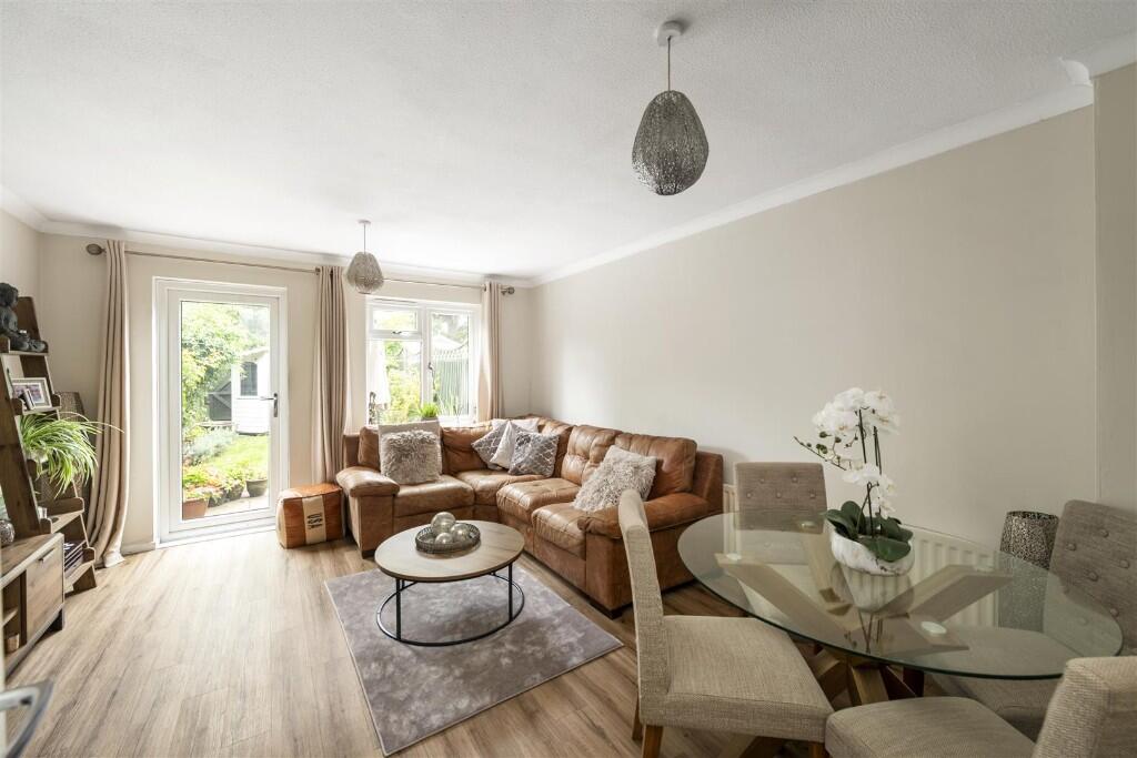 Hayfields, Horley, Surrey, RH6 photo 2