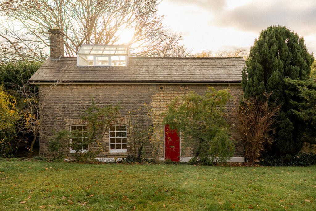 2-bed house on Broad Walk, London, SE3, £550,000