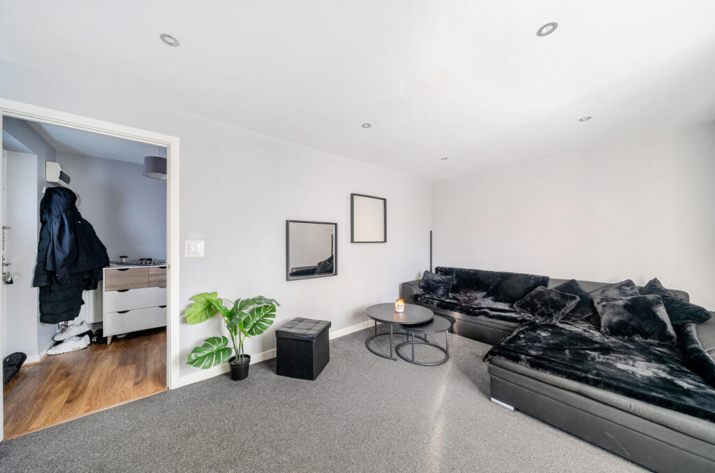 Argosy Crescent, Eastleigh, Hampshire, SO50 photo 2