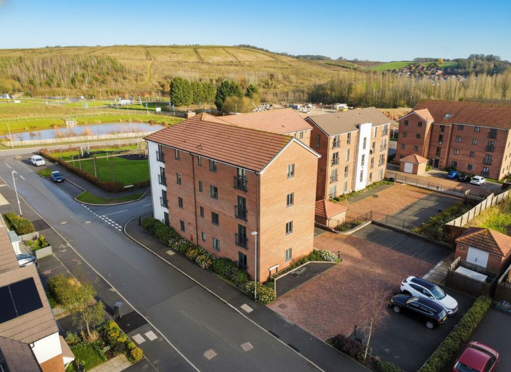 2-bed flat on Hopwood Road, Gedling, Nottingham, £160,000