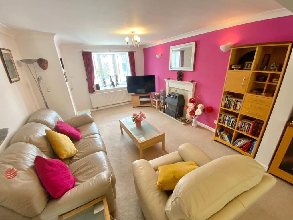 House in Dudley, Spring Hill - More