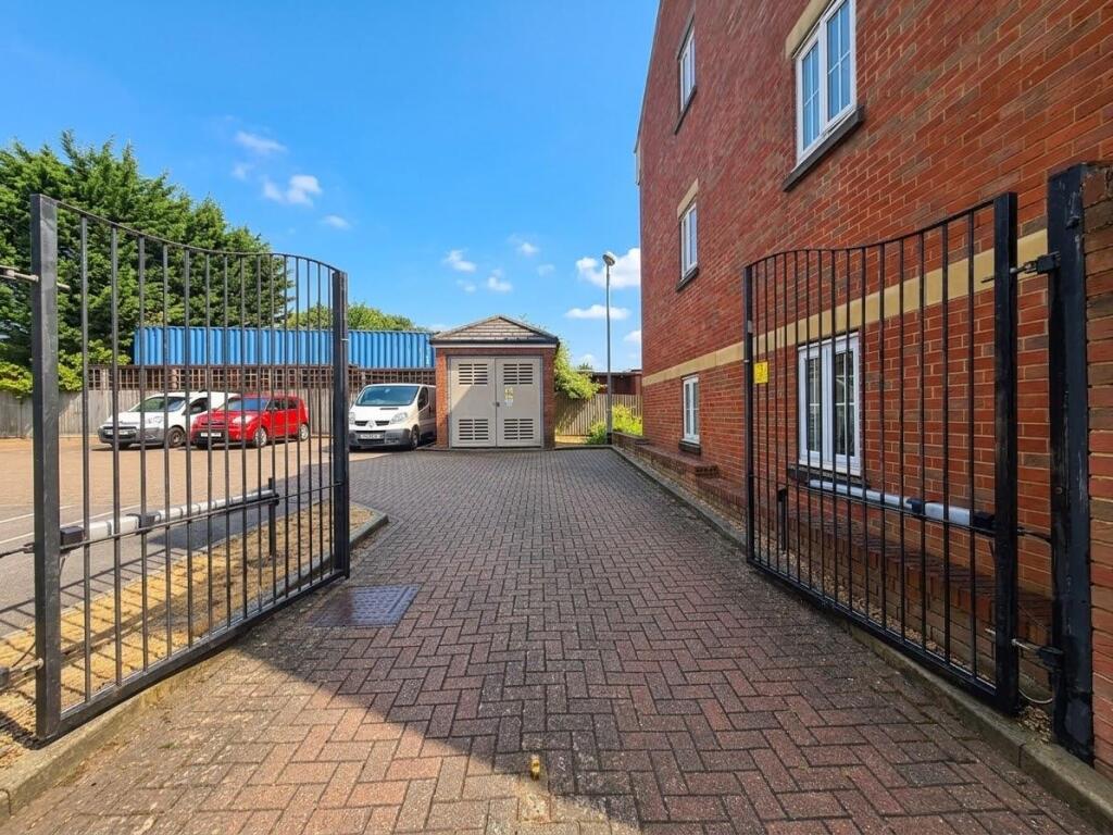 Apartment in Luton - View 4