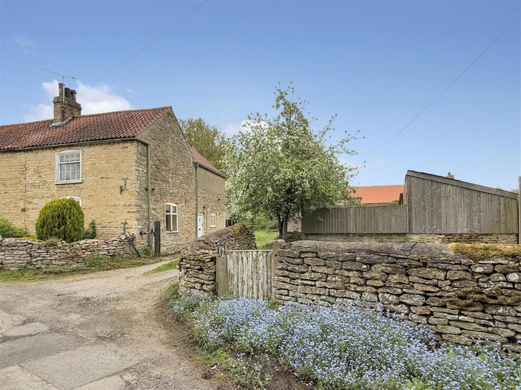 Back Lane, Brattleby, Lincoln photo 2