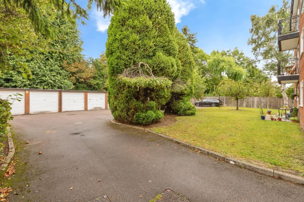 3 Oakleigh Park North, London, N20 photo 4