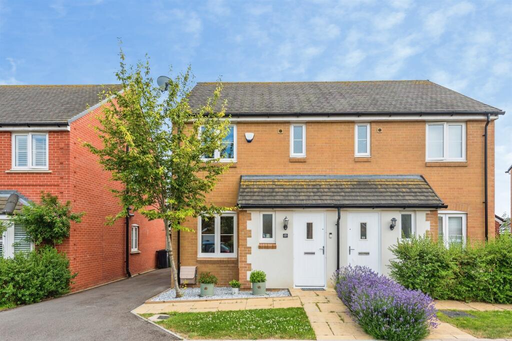 2-bed semi-detached on Robin Gibb Road, Thame, £400,000