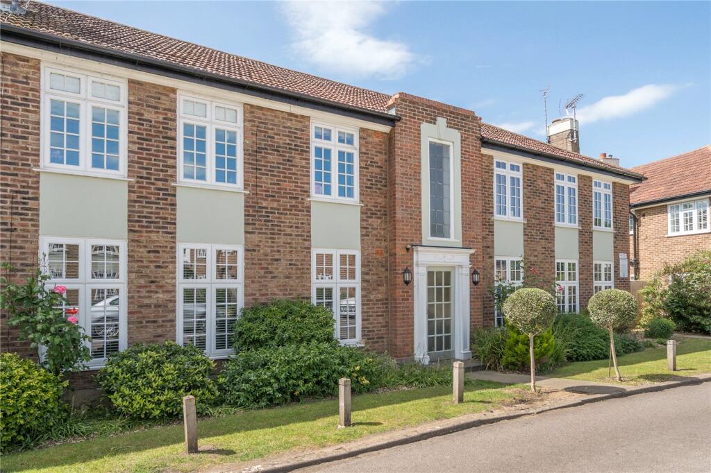 2-bed flat on Rythe Court, Portsmouth Road, Thames Ditton, KT7, £380,000