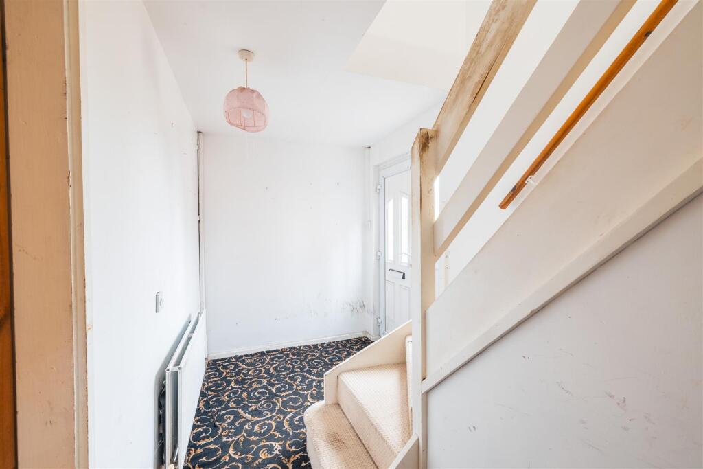 Henley Close, Neston photo 3