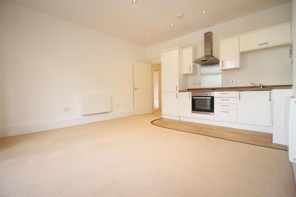 Apartment in Northampton, Semilong - View 2