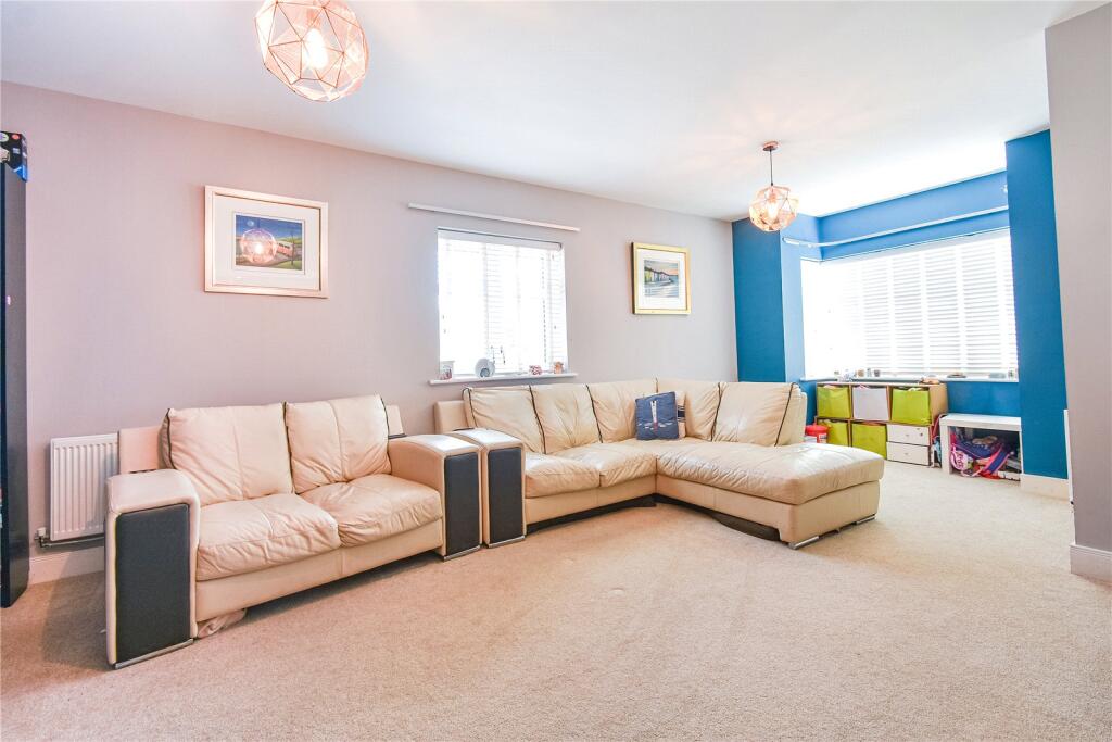 Paddock End, Woolton Hill, Newbury, Hampshire, RG20 photo 2