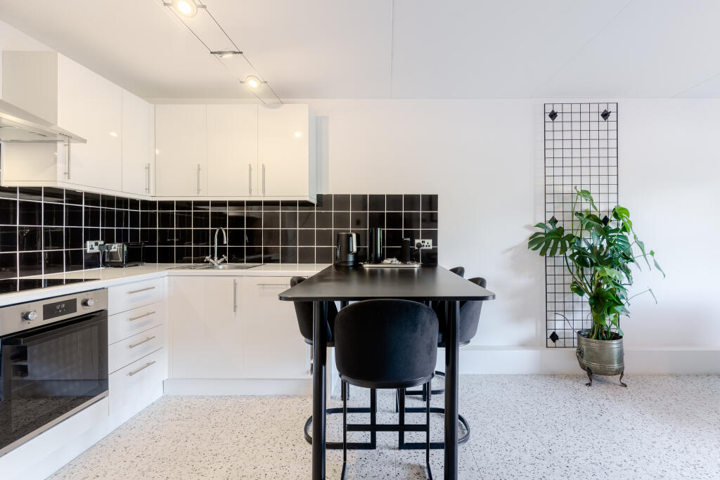 Apartment in Bristol - View 3