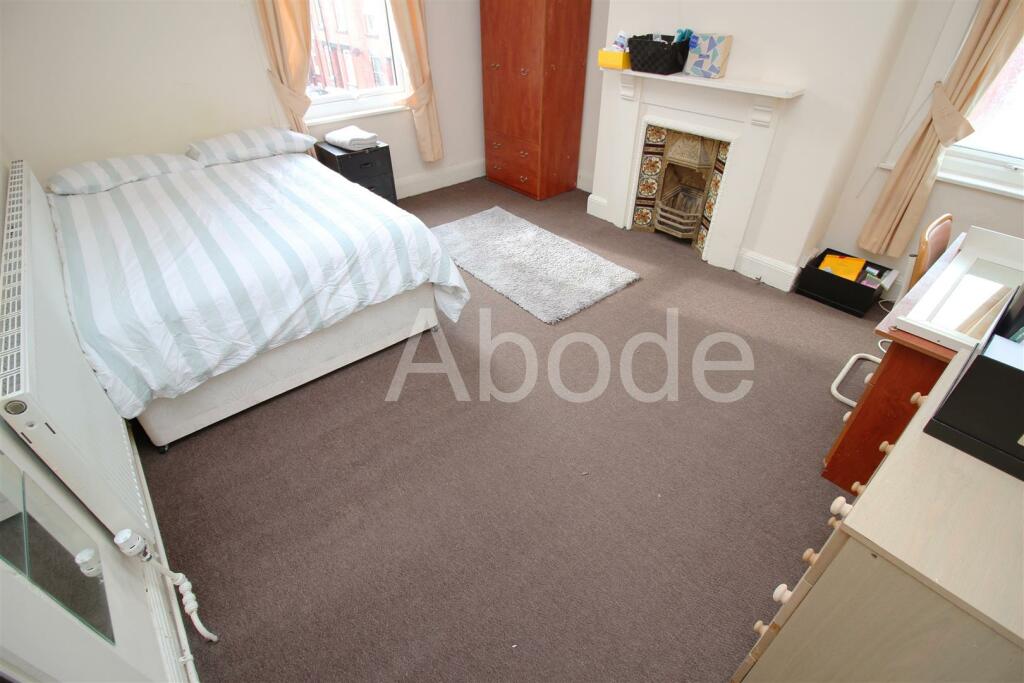 House in Leeds, West Yorkshire - View 4