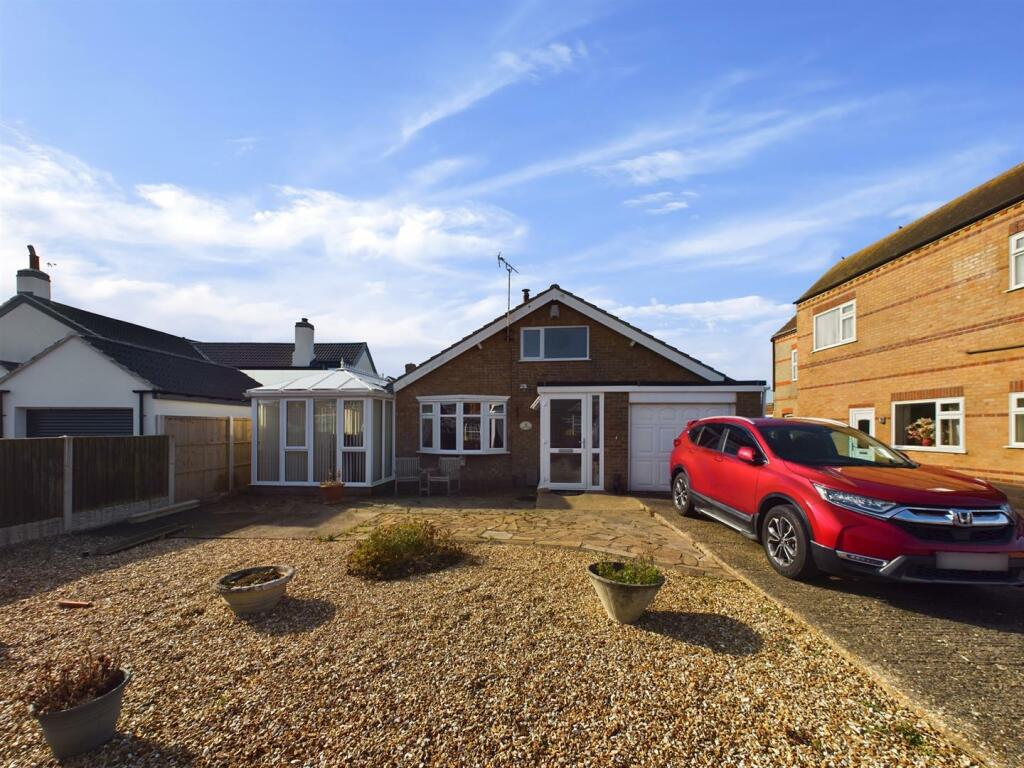 2-bed bungalow on Trusthorpe Road, Sutton-On-Sea, Mablethorpe, £249,900