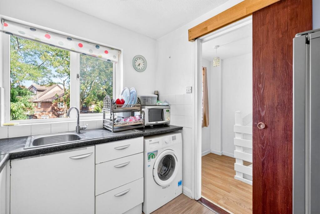 Apartment in Southall - View 3