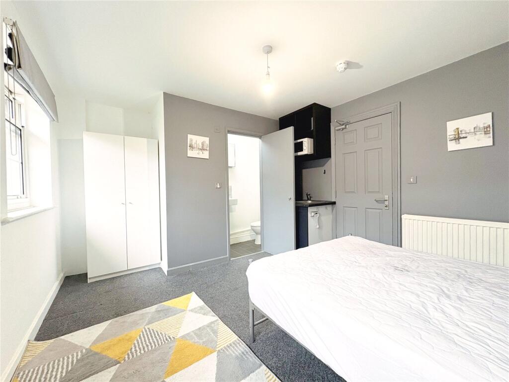 House in Epping Forest, Grange Hill, Chigwell - View 4