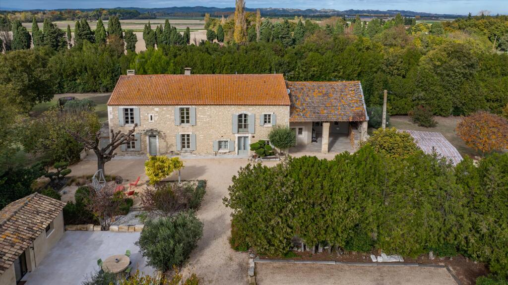Main image of property: Provence-Alps-Cote d`Azur, Bouches-du-Rhône, St-Étienne-du-Grès