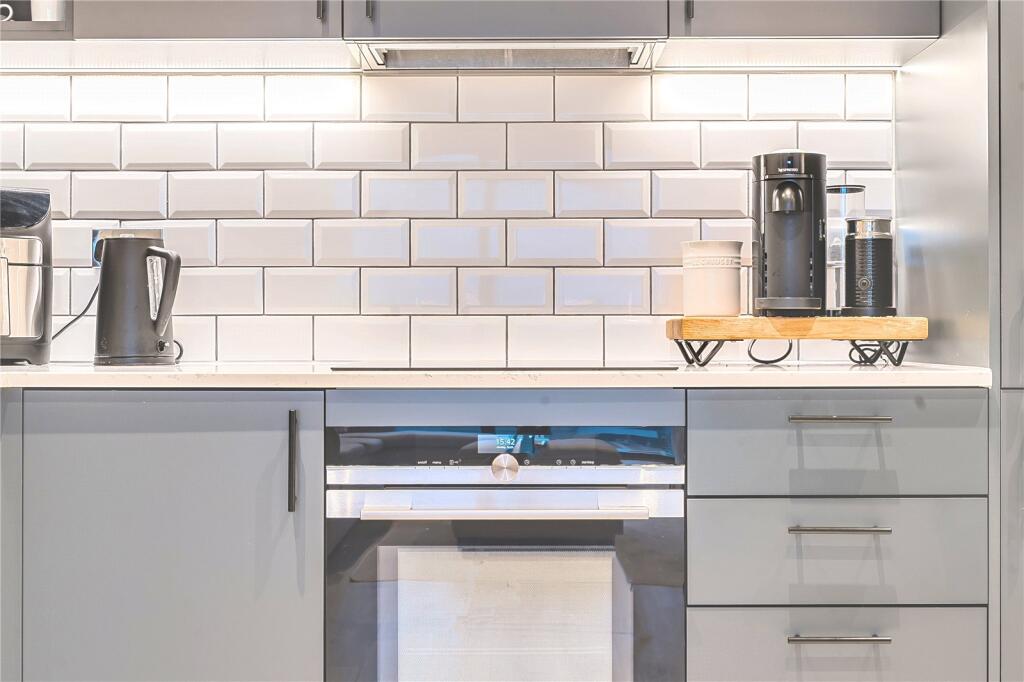 Apartment in Surrey Heath, Surrey - View 4