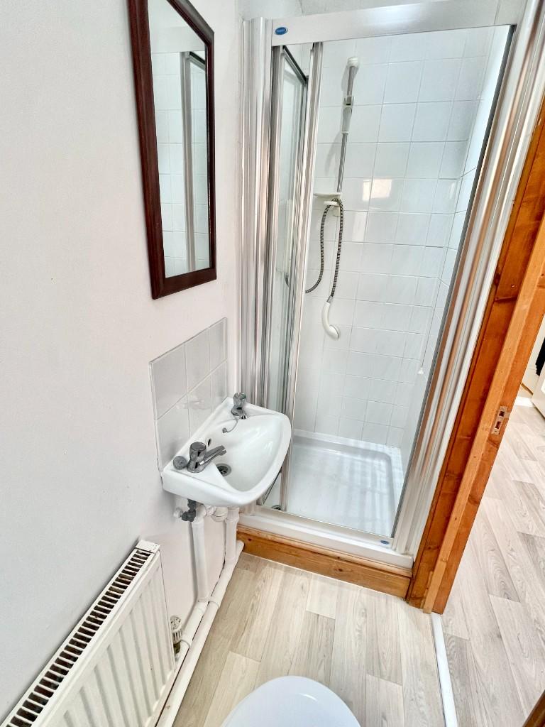 6 bedroom semi-detached house for rent