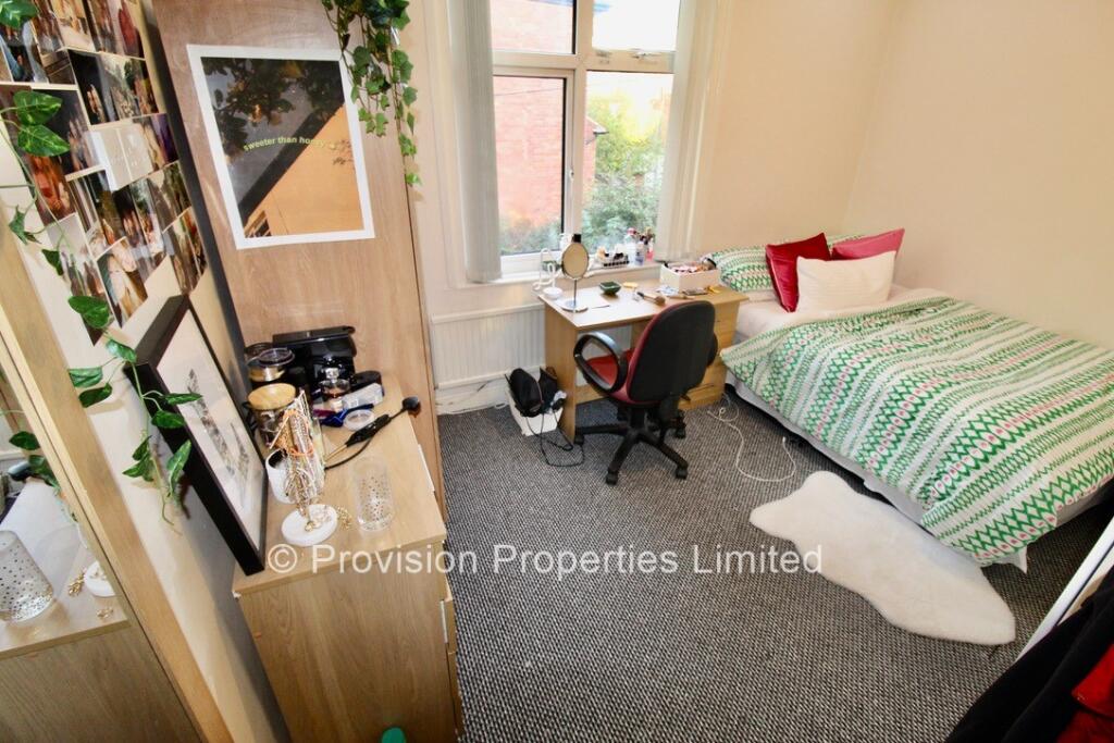 8 bedroom semi-detached house for rent