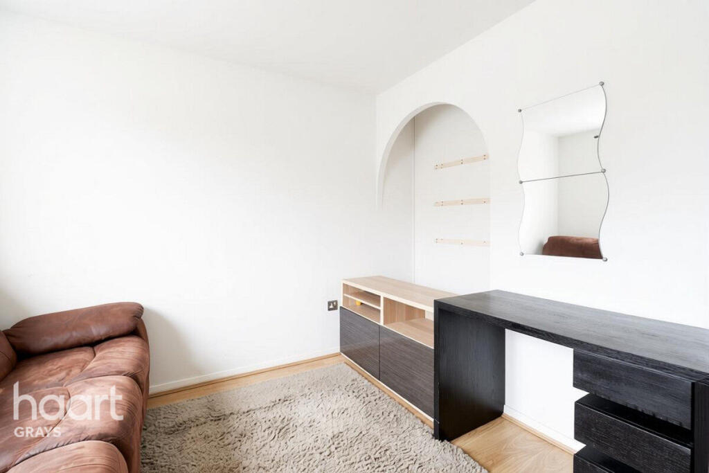 Apartment in Romford - More