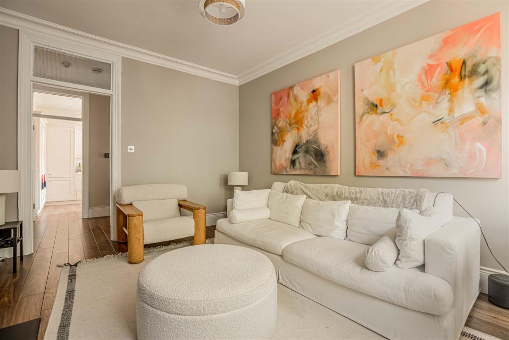 Apartment in London, Wandon Estate, Fulham - View 3