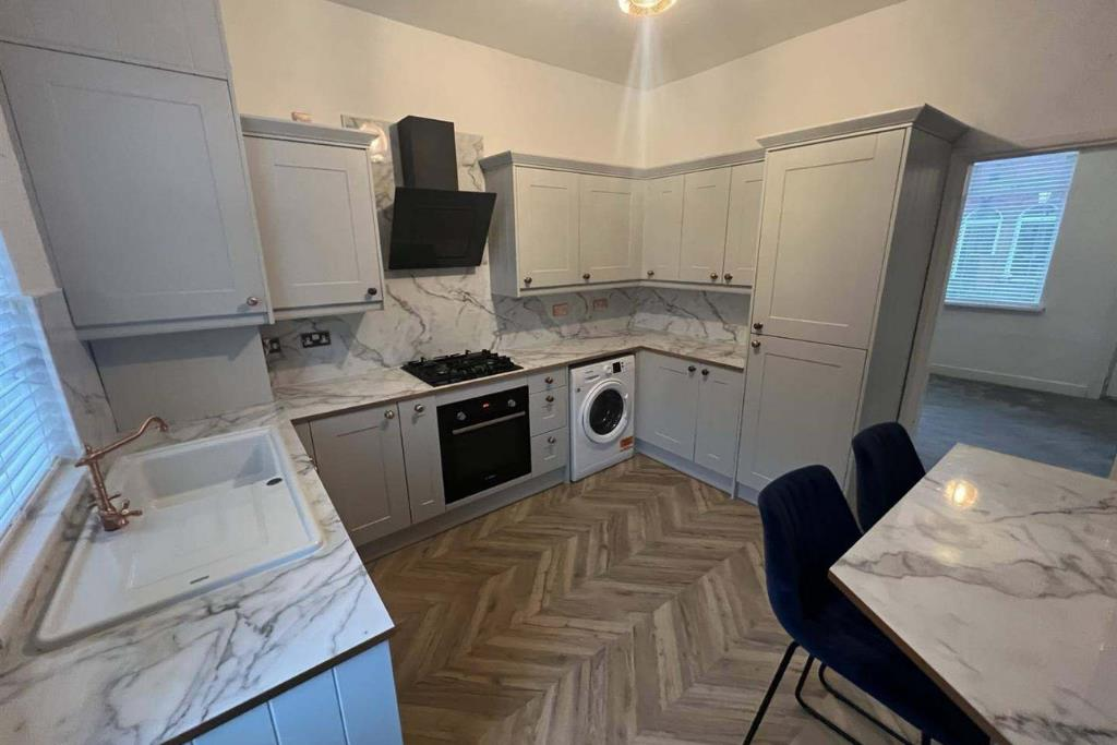 House in Stockport, Heaton Norris, Shaw Heath - View 2