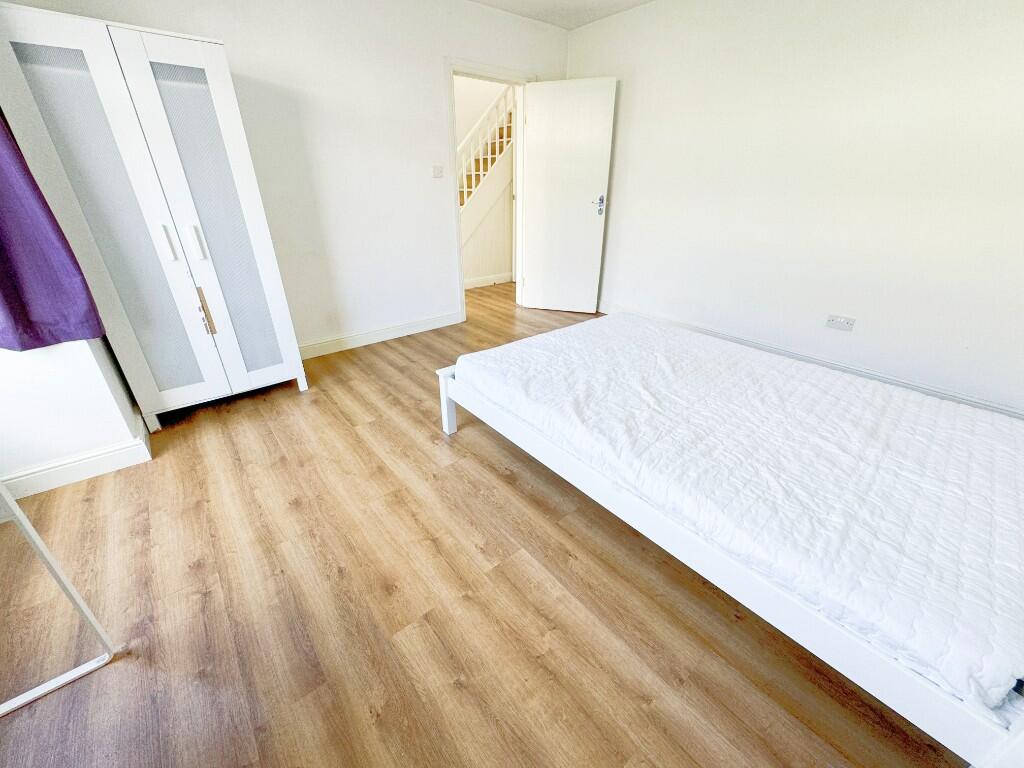5 bedroom semi-detached house for rent
