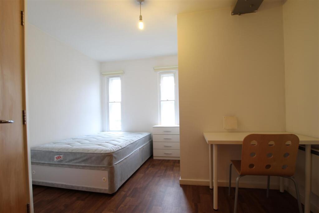 Apartment in Newcastle upon Tyne - View 5