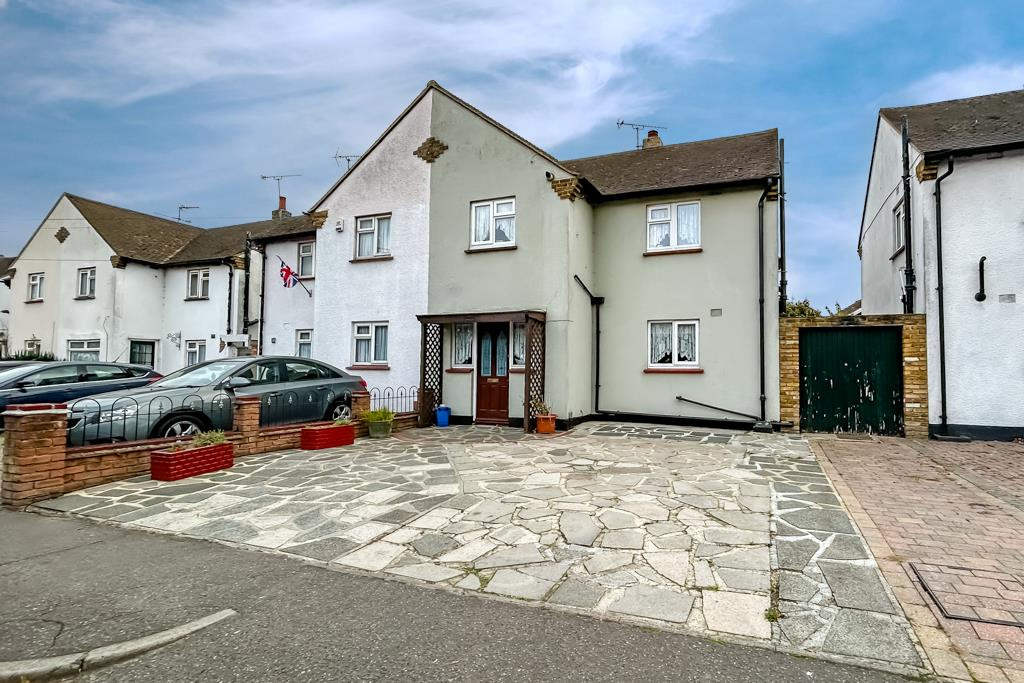 3-bed semi-detached on Eastern Avenue, Southend-on-Sea, £350,000