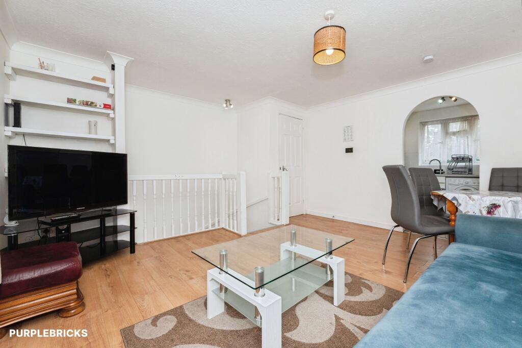 Apartment in Aveley, Essex - View 2