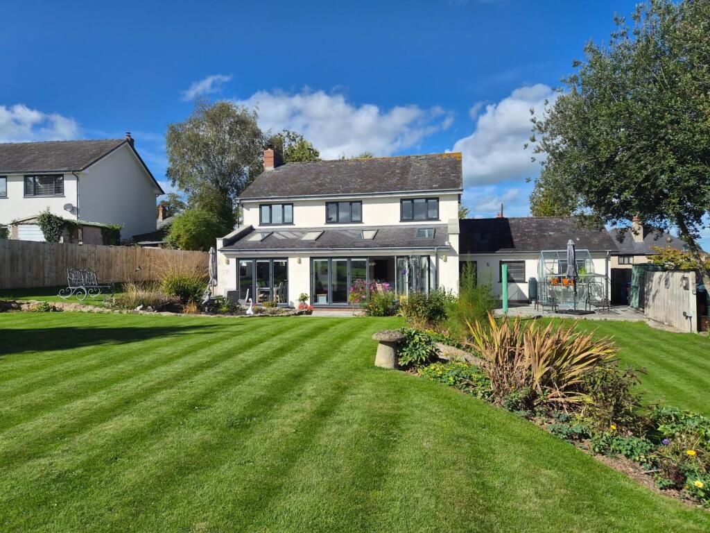 House in Llandudno, Llanfair Dyffryn Clwyd - View 2