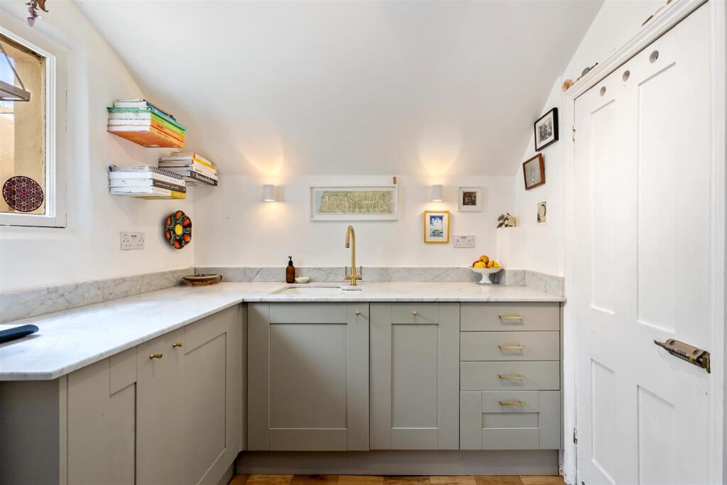Apartment in Hove, Brunswick - More