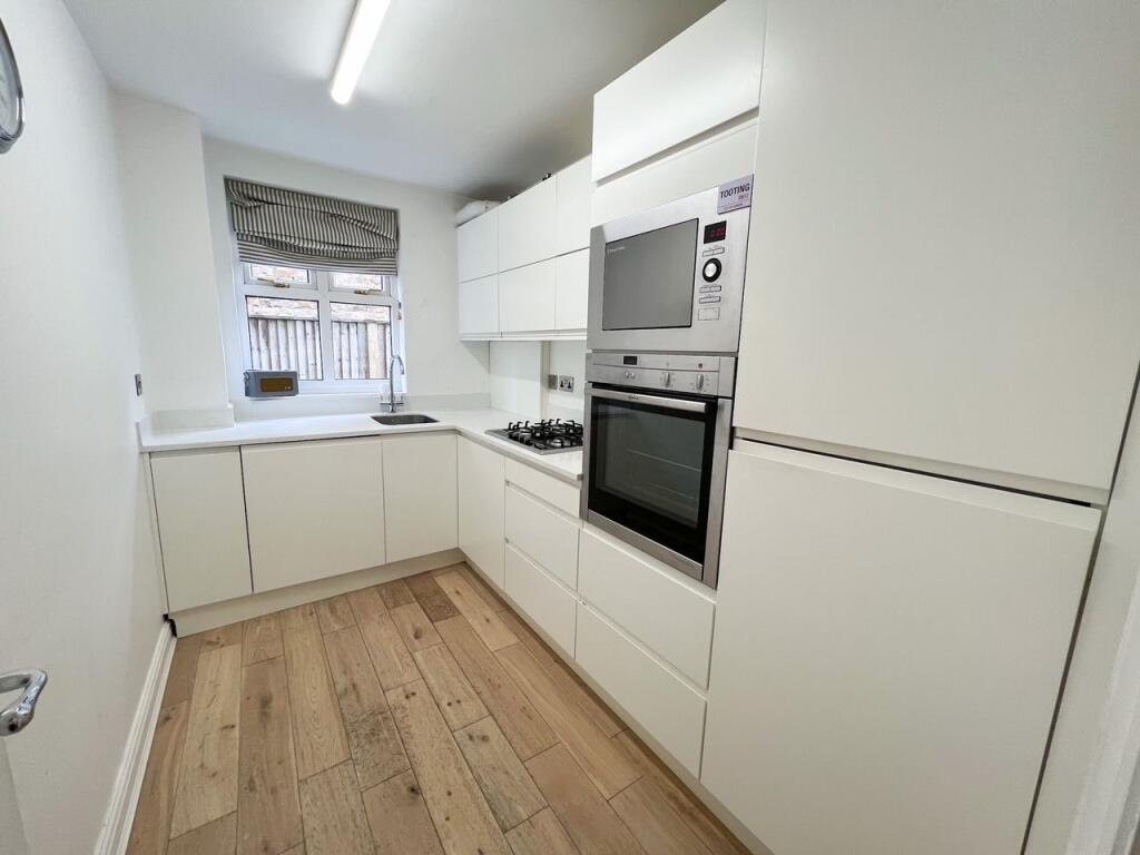 Apartment in Elmbridge, Molesey - View 2