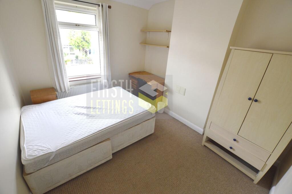 House in Leicester, Knighton Fields - More