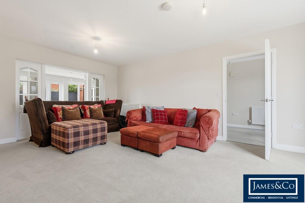 House in Uttlesford, Great Dunmow - More
