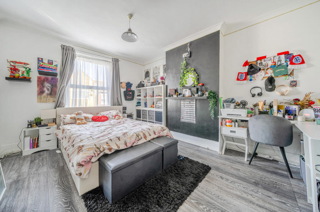 Queens Road, Portsmouth, Hampshire, PO2 - More